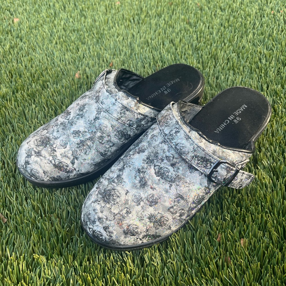 Black & Silver Sparkle Slides Patterned/Like New/ Side 9W